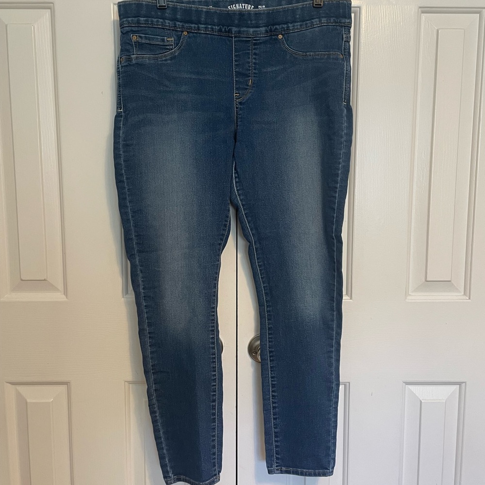 Levi’s Signature Totally Shaping Pull On Stretch Skinny Jeans, Size 14